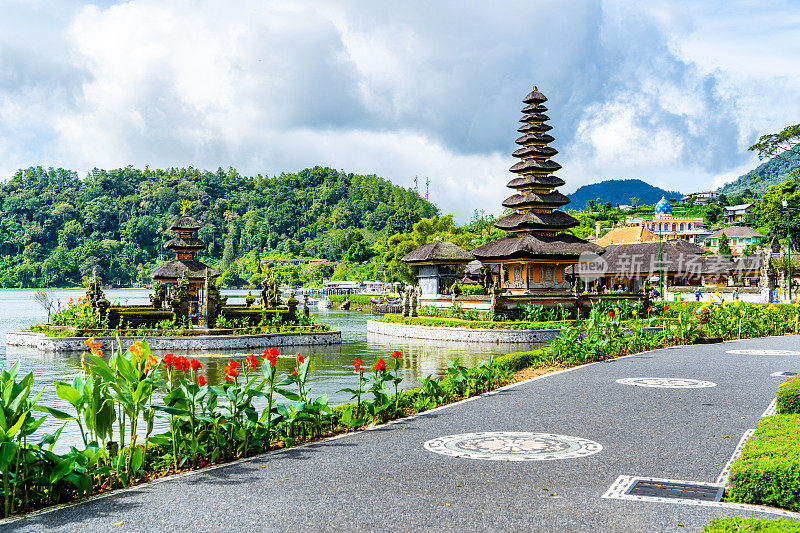 Pura Beji Ulun Danu在巴厘岛的水寺庙工作